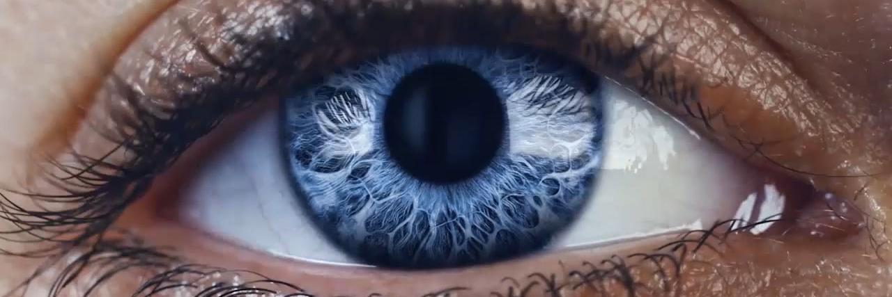 Absztrakt, vékony kék sávok sötétkék háttér előtt olyan mozgást végeznek, mintha egy szem pupilláját és íriszét formálnák meg.